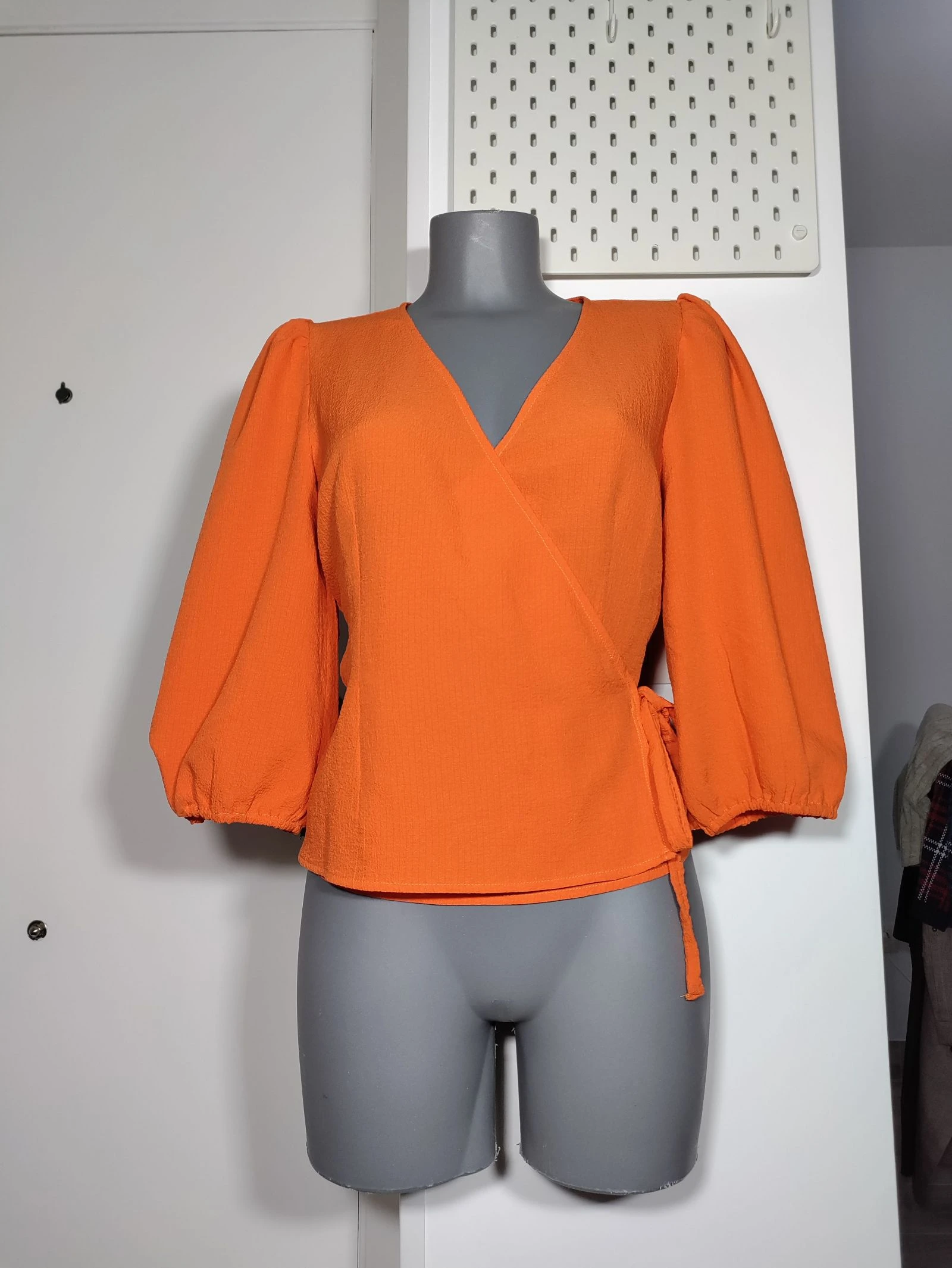 Blusa cruzada naranja Vero Moda manga abullonada – Talla S
